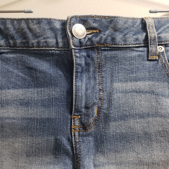 Maurices Dark Wash Raw Hem Distressed Shorts, Size 8 - Picture 4 of 9